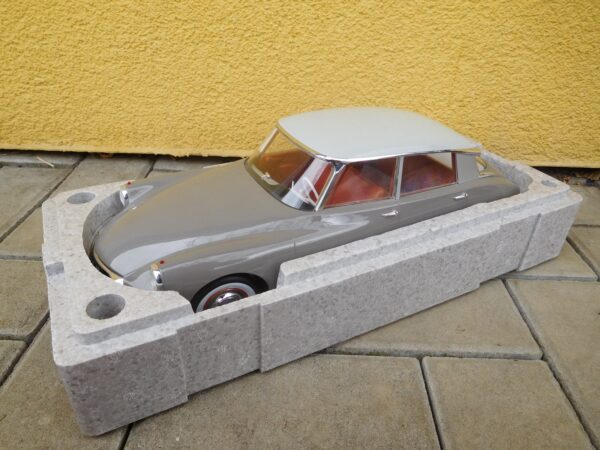 DSCN1980 1959 Citroen DS19 - Marron Glacé & Blanc Carrare (MH3)