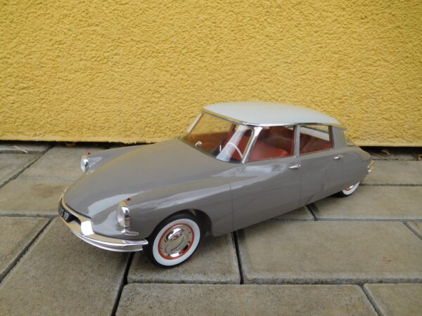 DSCN1983 1959 Citroen DS19 - Marron Glacé & Blanc Carrare (MH3)