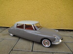 1959 Citroen DS19 - Marron Glacé & Blanc Carrare (MH3)