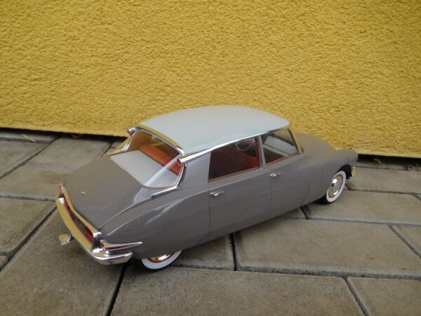 DSCN1987 1959 Citroen DS19 - Marron Glacé & Blanc Carrare (MH3)