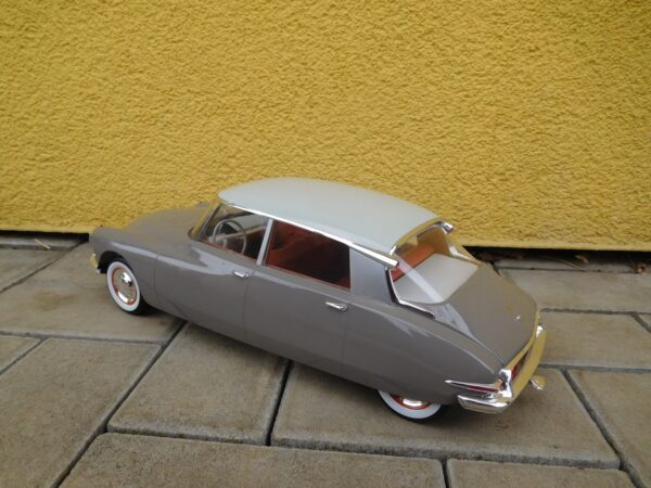 DSCN1989 1959 Citroen DS19 - Marron Glacé & Blanc Carrare (MH3)